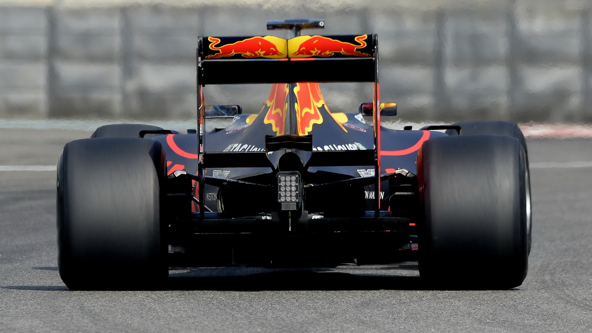 Loňský upravený Red Bull RB11 při testu s pneumatikami pro rok 2017