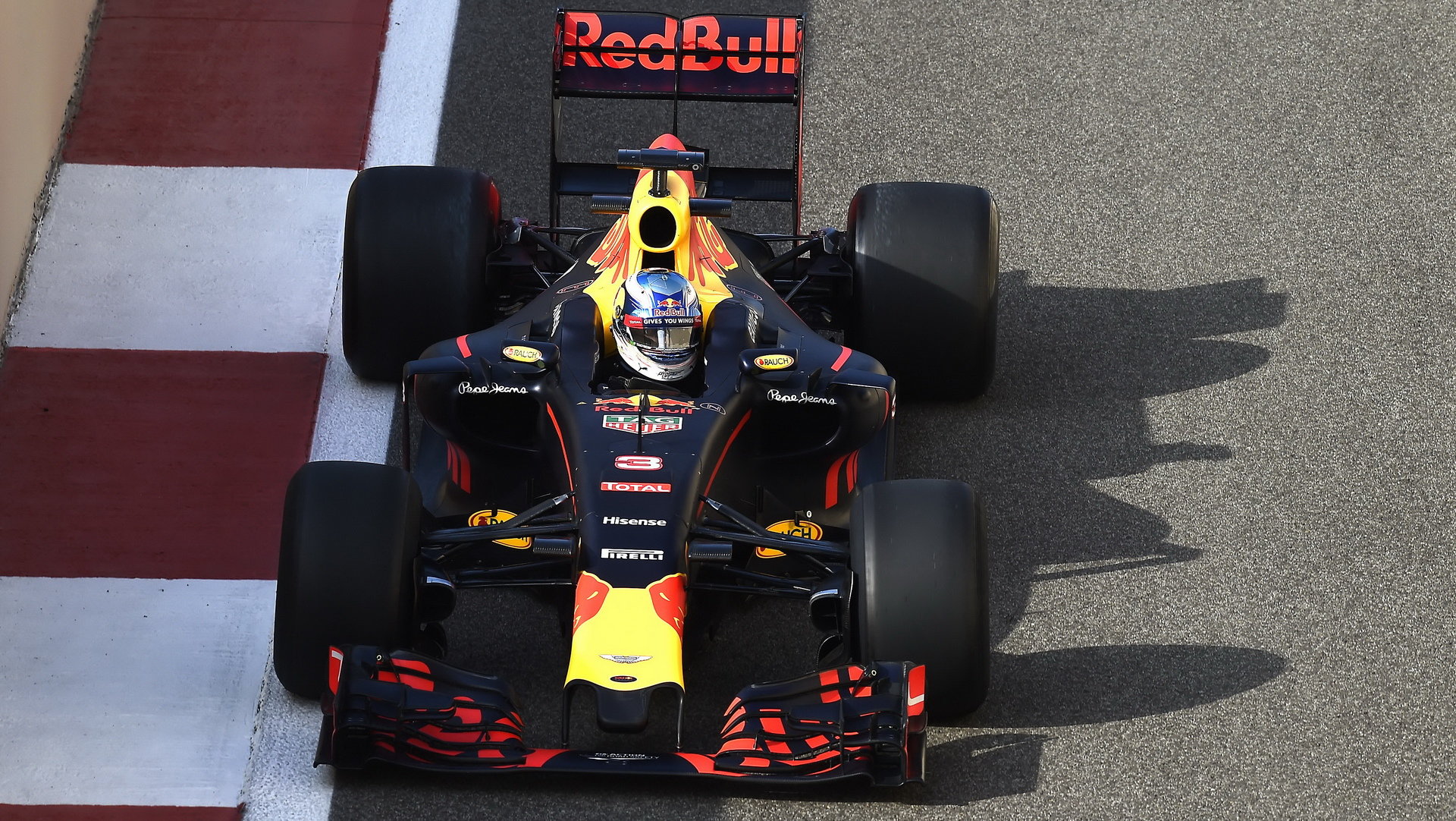 Red Bull v posledním letošním testu pnematik Pirelli pro rok 2017 v Abú Zabí
