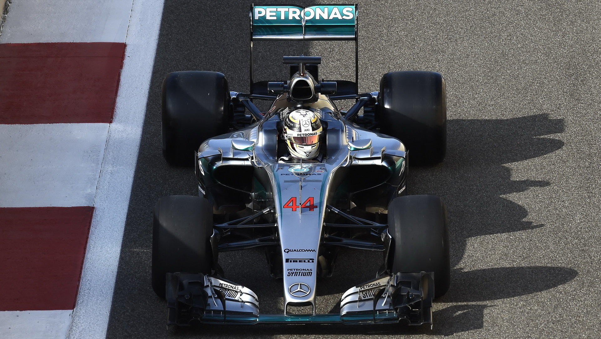 Lewis Hamilton s Mercedesem při testu širších pneumatik