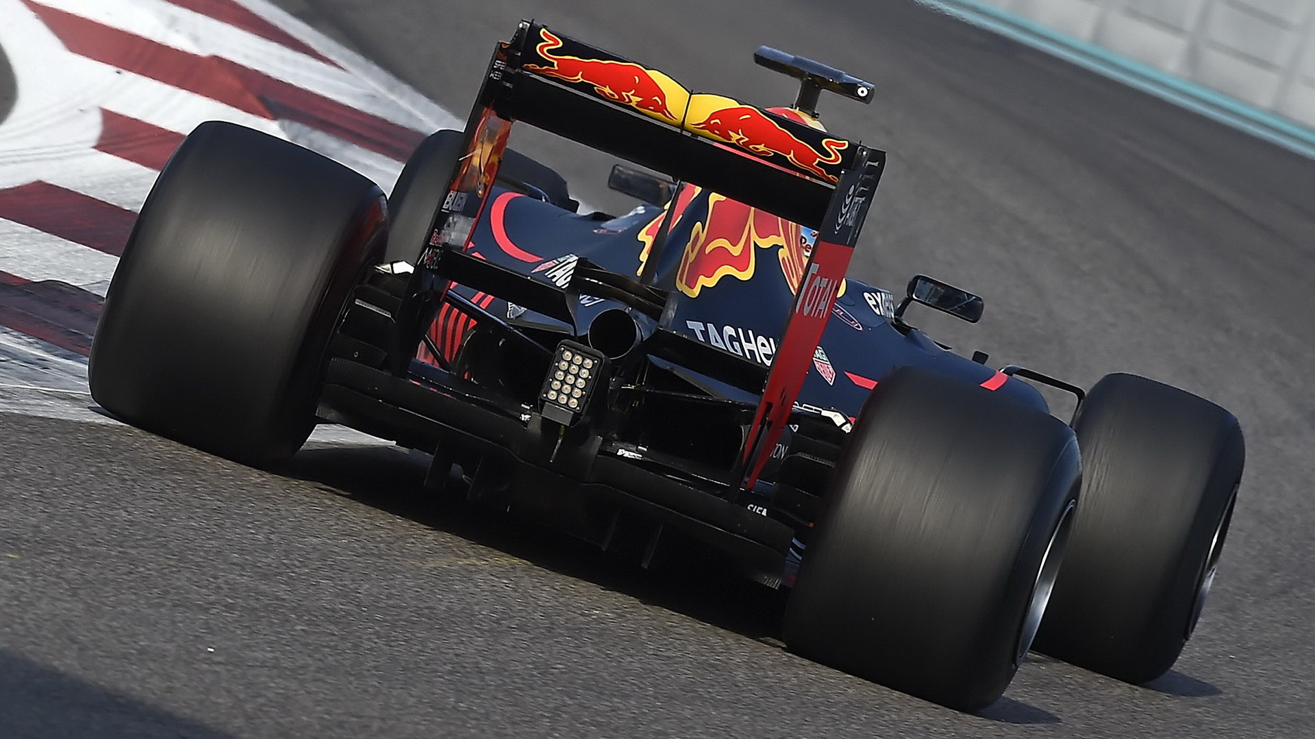 Red Bull RB11 poháněný motorem Renault během testování širších pneumatik