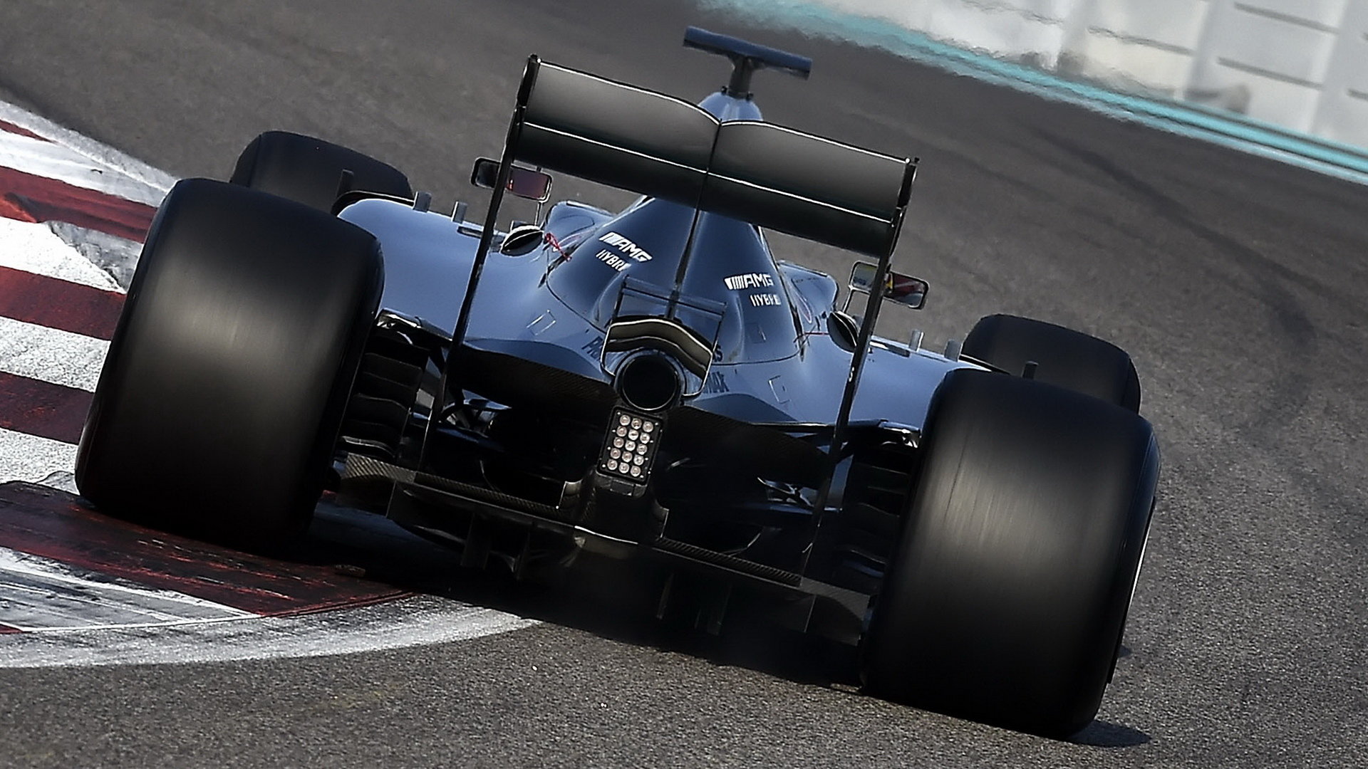 Mercedes v posledním letošním testu pnematik Pirelli pro rok 2017 v Abú Zabí