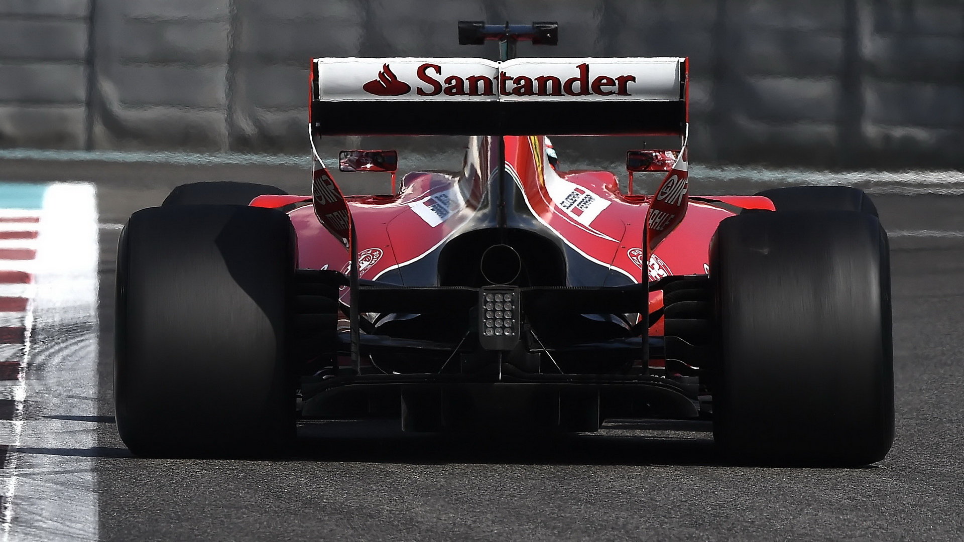 Ferrari v posledním testu pneumatik pro rok 2017 v Abú Zabí
