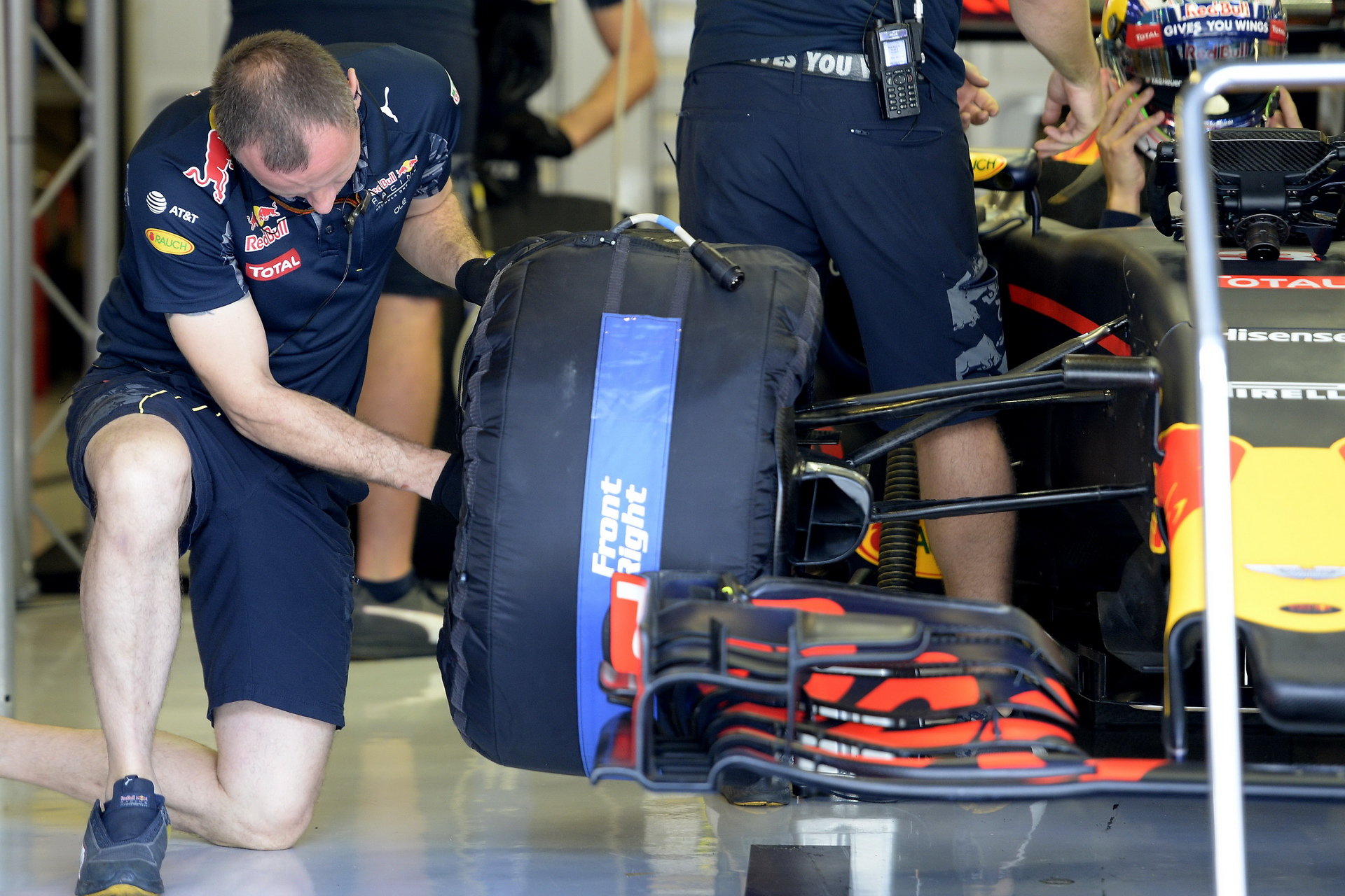 Red Bull během posledního dne testů nových pneumatik v Abú Zabí