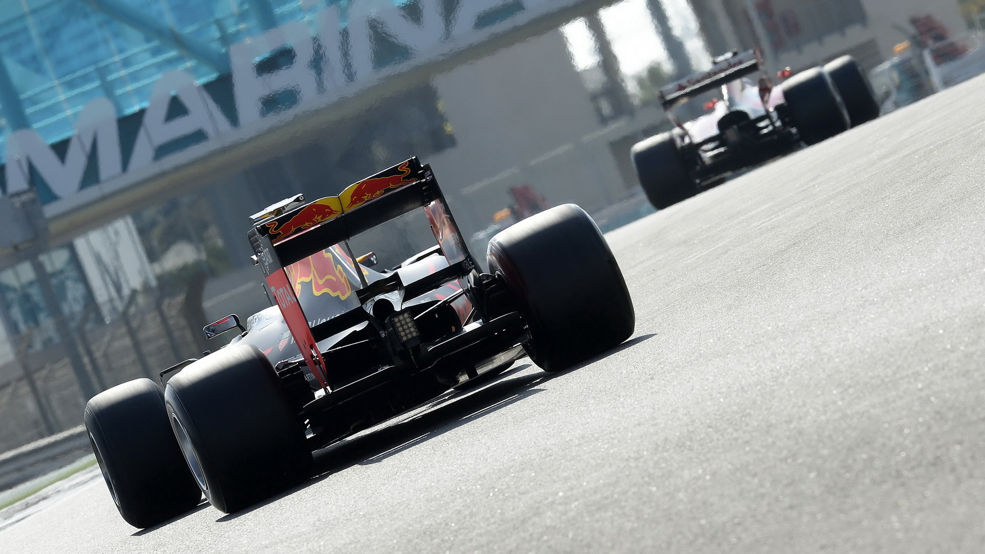 Red Bull následuje Ferrari během posledního dne testů nových pneumatik v Abú Zabí