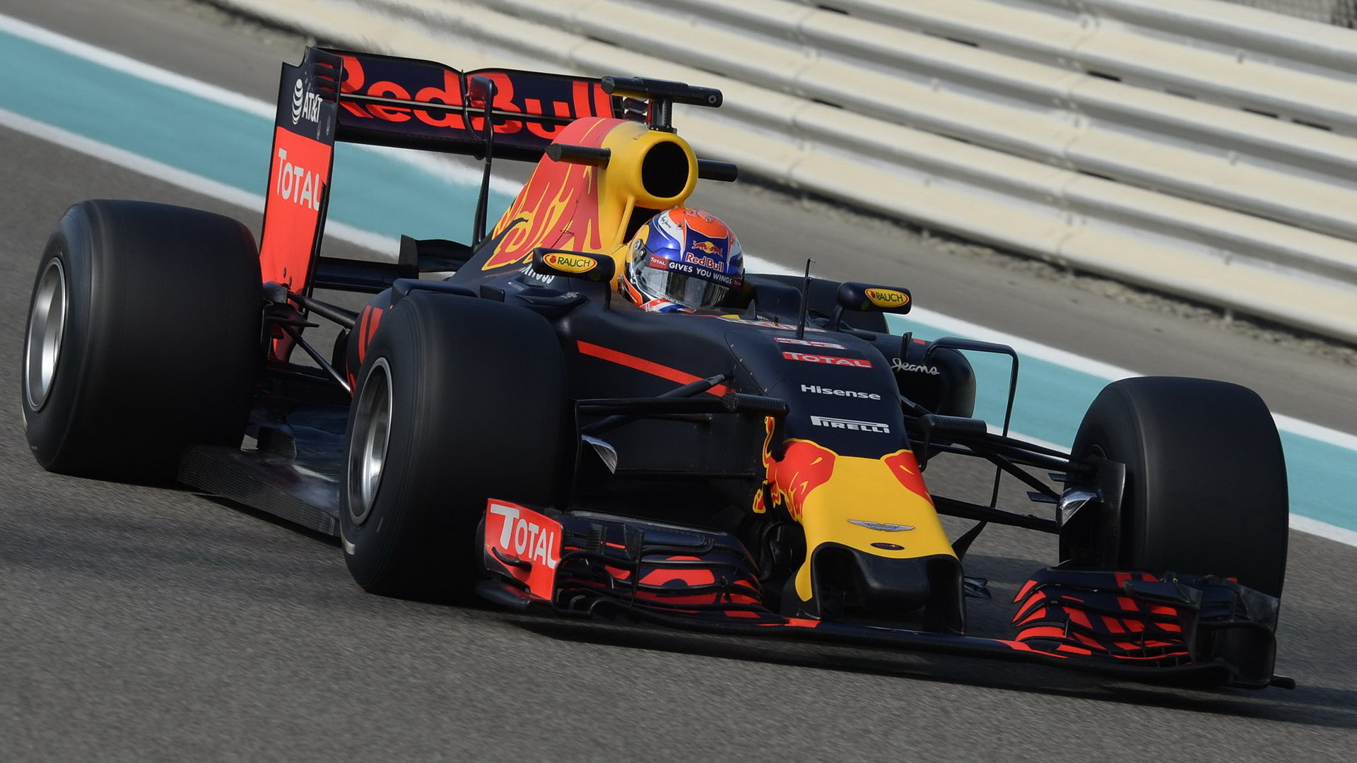 Max Verstappen během posledního dne testů nových pneumatik v Abú Zabí