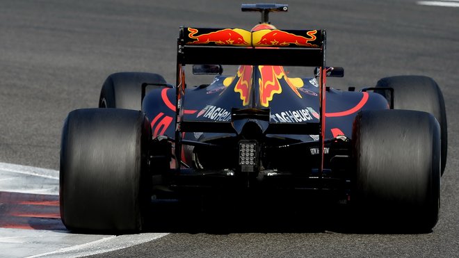 Red Bull RB11 na širších pneumatikách