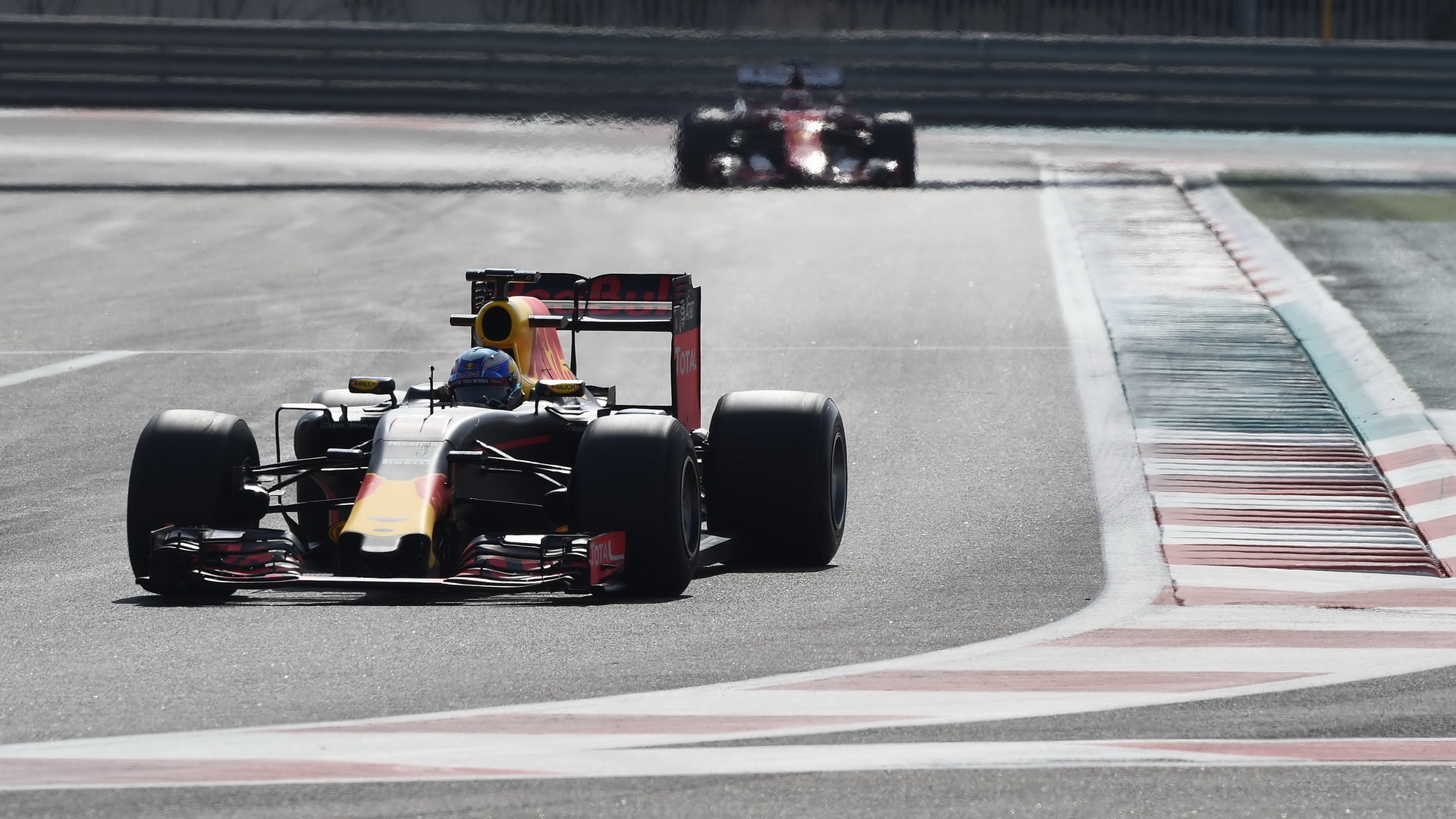 Daniel Ricciardo během posledního dne testů nových pneumatik v Abú Zabí