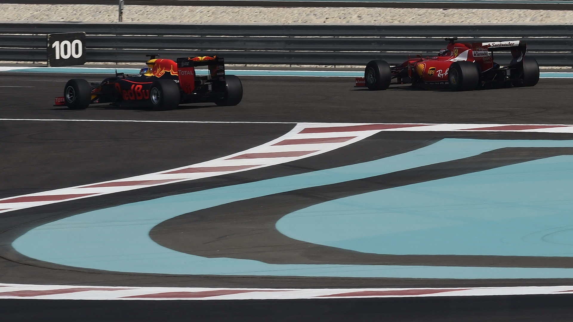 Red Bull a Ferrari během posledního dne testů nových pneumatik v Abú Zabí