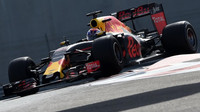 Max Verstappen během posledního dne testů nových pneumatik v Abú Zabí