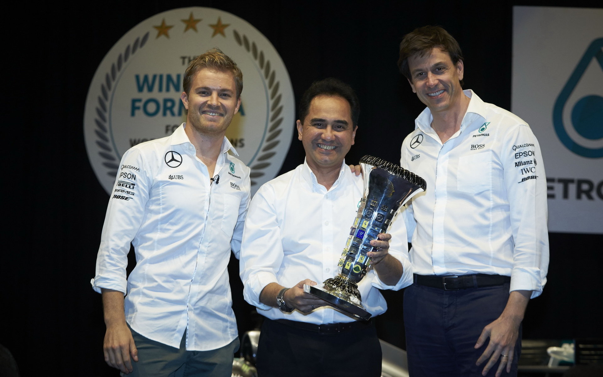 Nico Rosberg a Toto Wolff při oslavách titulu s Petronasem v Malajsii