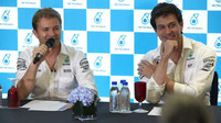 Nico Rosberg a Toto Wolff při oslavách titulu s Petronasem v Malajsii