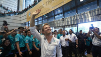 Nico Rosberg při oslavách titulu s Petronasem v Malajsii