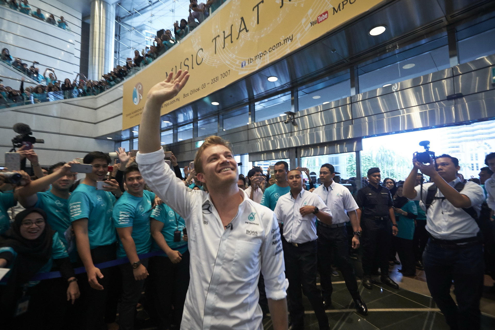 Nico Rosberg při oslavách titulu s Petronasem v Malajsii