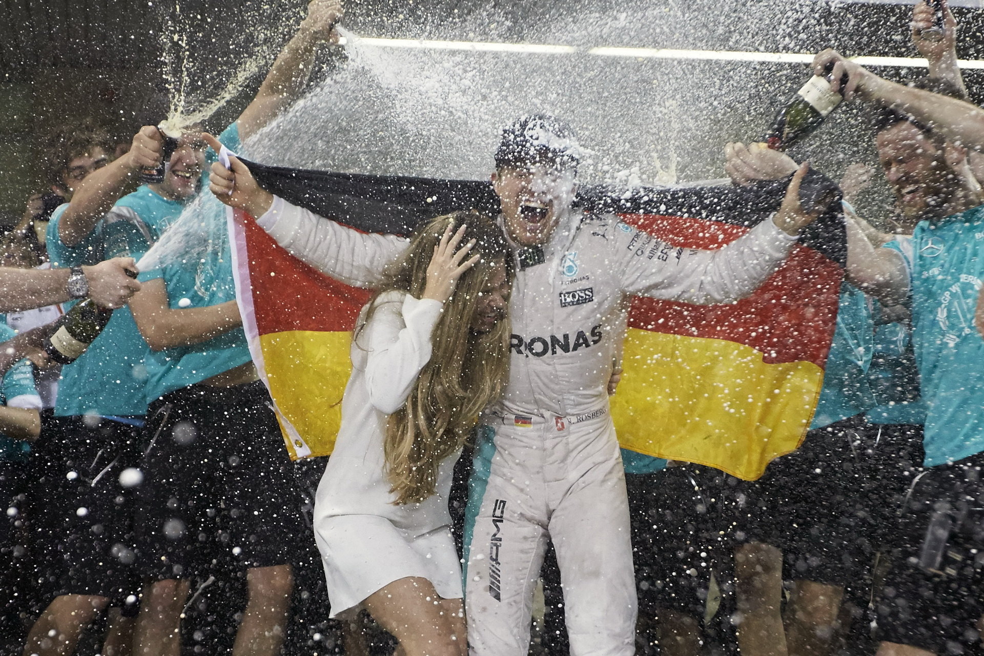 Nico Rosberg slaví mistrovský titul - a odchází