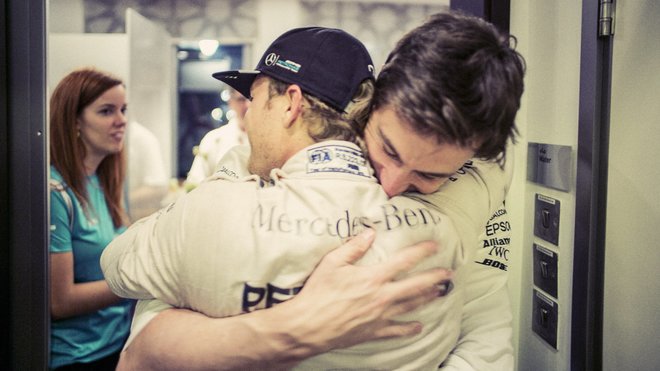 Nico Rosberg v objetí se svým šéfem Totem Wolffem