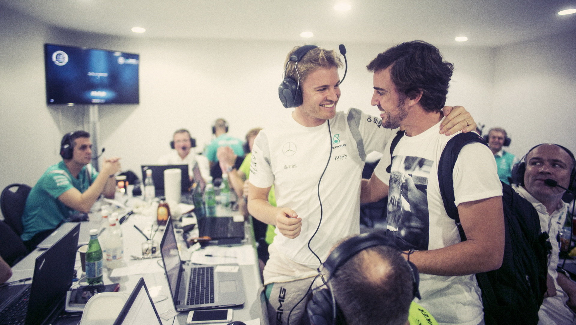 Nico Rosberg přijímá gratulaci od Fernanda Alonsa