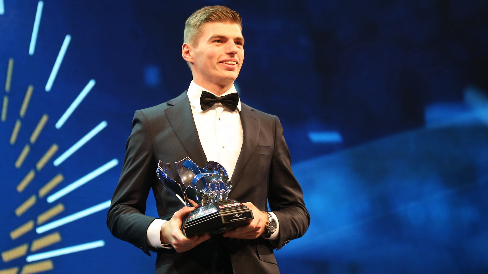 Max Verstappen přebírá ocenění na galavečeru FIA 2016