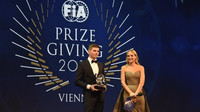 Max Verstappen s trofejí