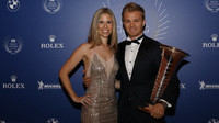 Nico Rosberg s manželkou a mistrovskou trofejí