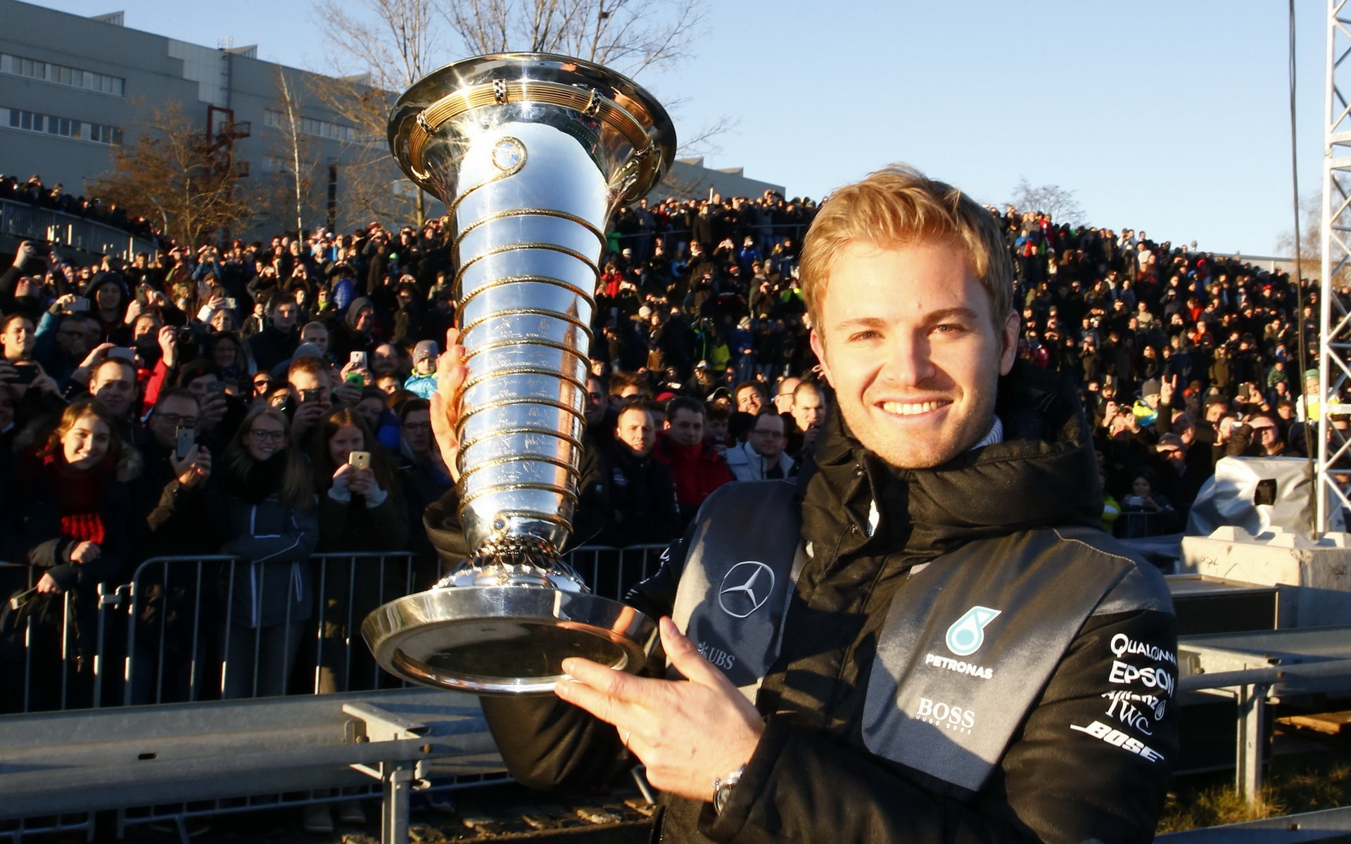 Nico Rosberg s pohárem pro šampiona Formule 1