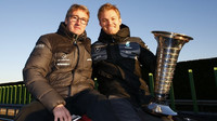 Nico Rosberg s pohárem pro šampiona Formule 1