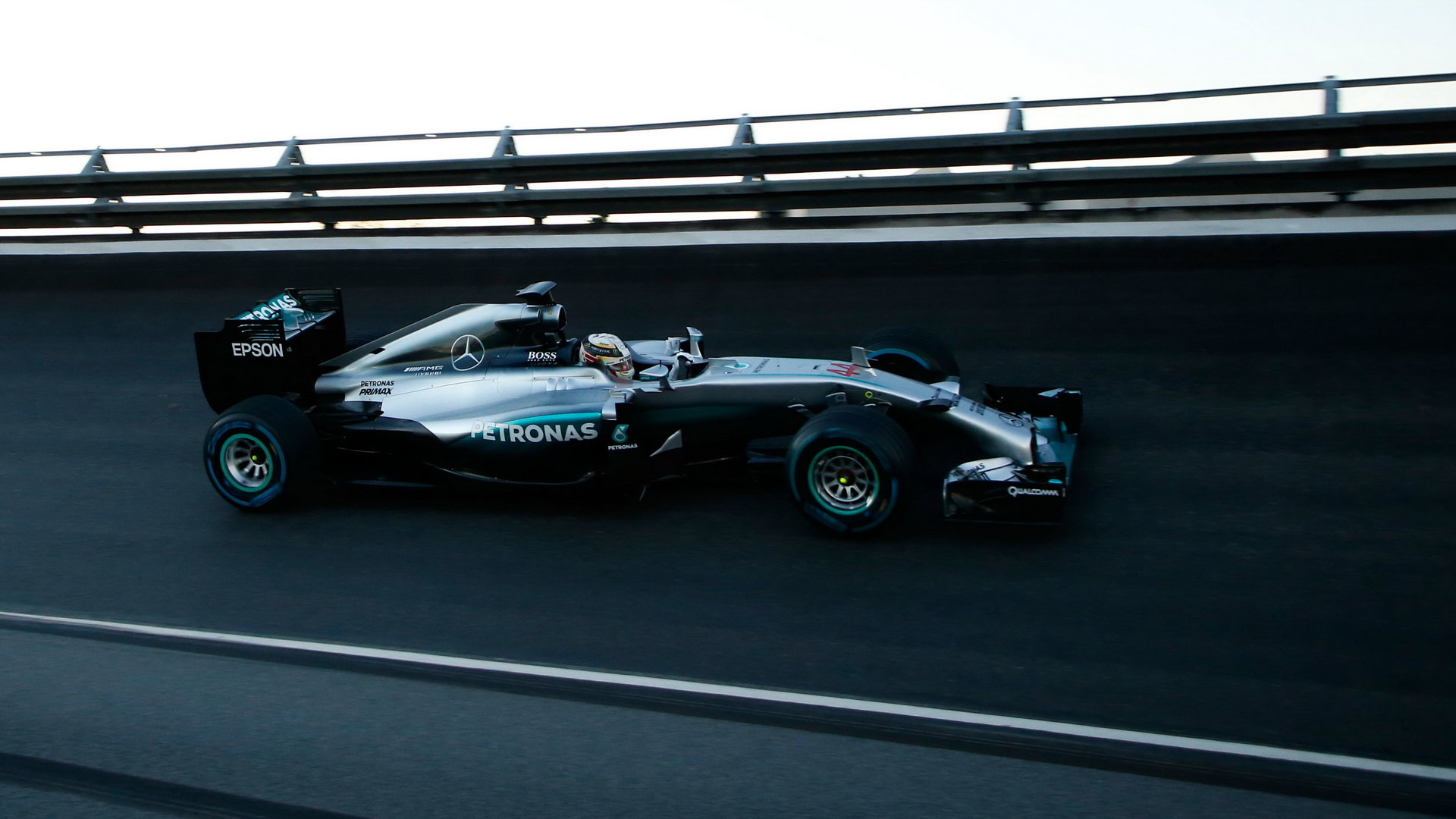 Lewis Hamilton předvádí své umění s vozem Mercedes F1 W05 Hybrid