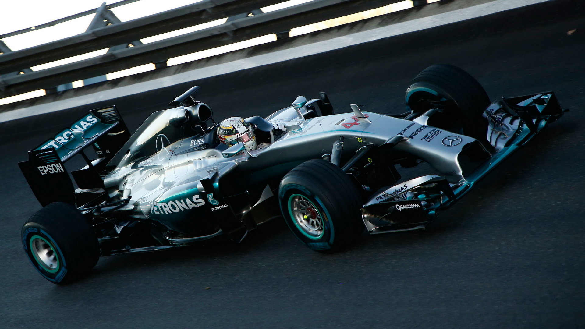 Lewis Hamilton předvádí své umění s vozem Mercedes F1 W05 Hybrid