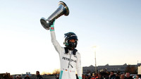 Nico Rosberg s pohárem zdraví fanoušky v německém Sindelfingenu