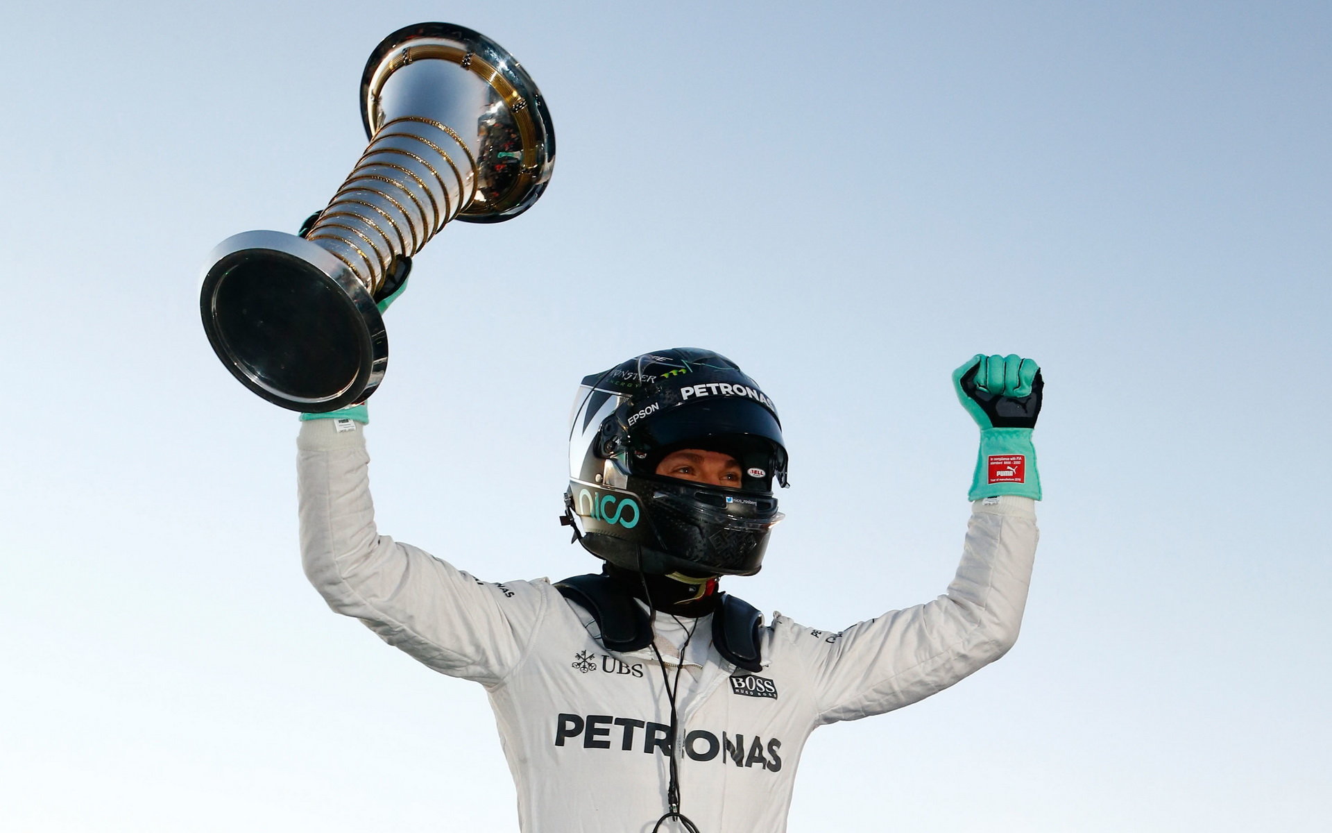 Nico Rosberg s pohárem zdraví fanoušky v německém Sindelfingenu