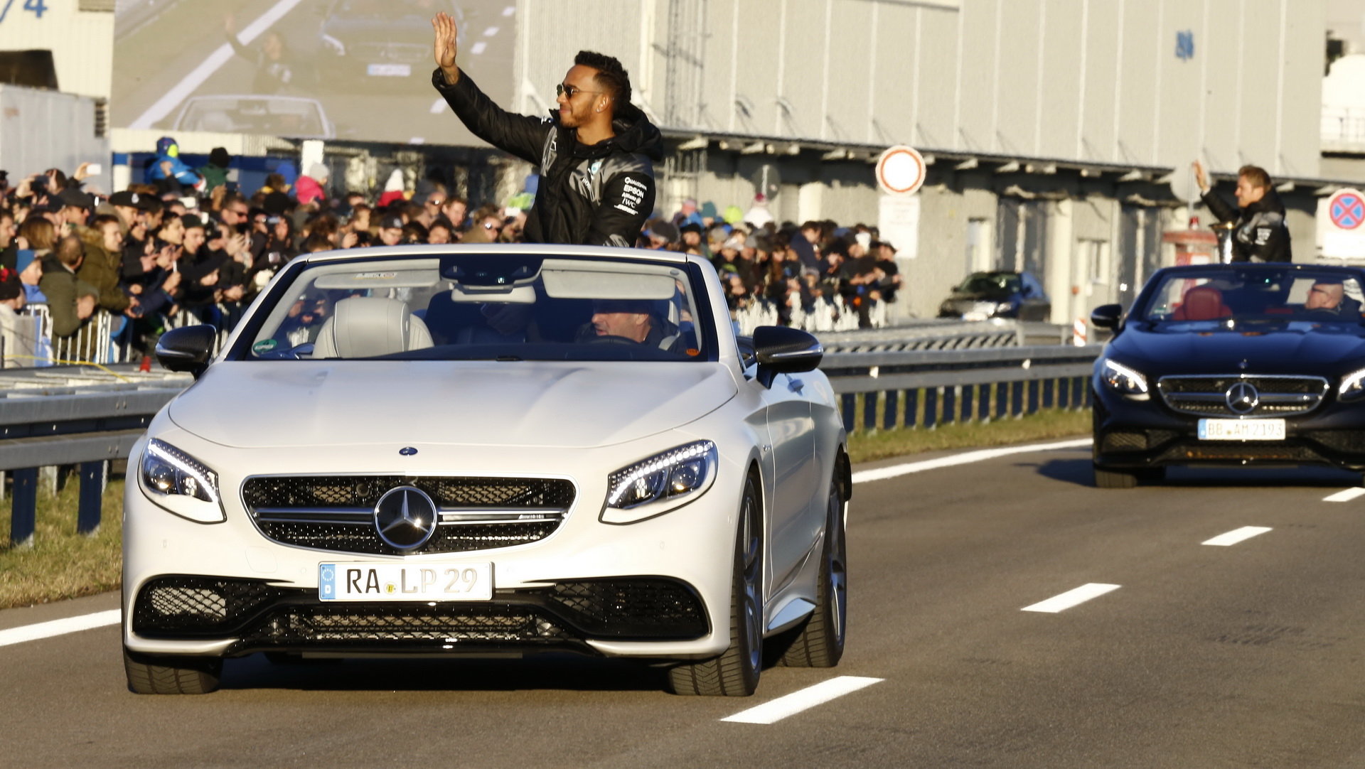 Lewis Hamilton zdraví zaměstance Mercedesu
