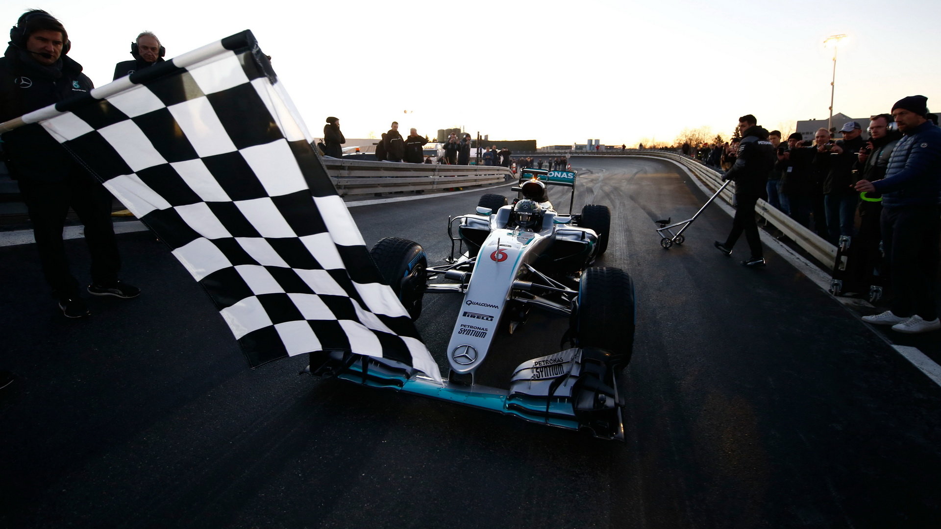 Nico Rosberg dojel s Mercedesem do cíle, končí svou závodní kariéru