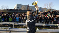 Nico Rosberg s pohárem mistra světa a svými fanoušky