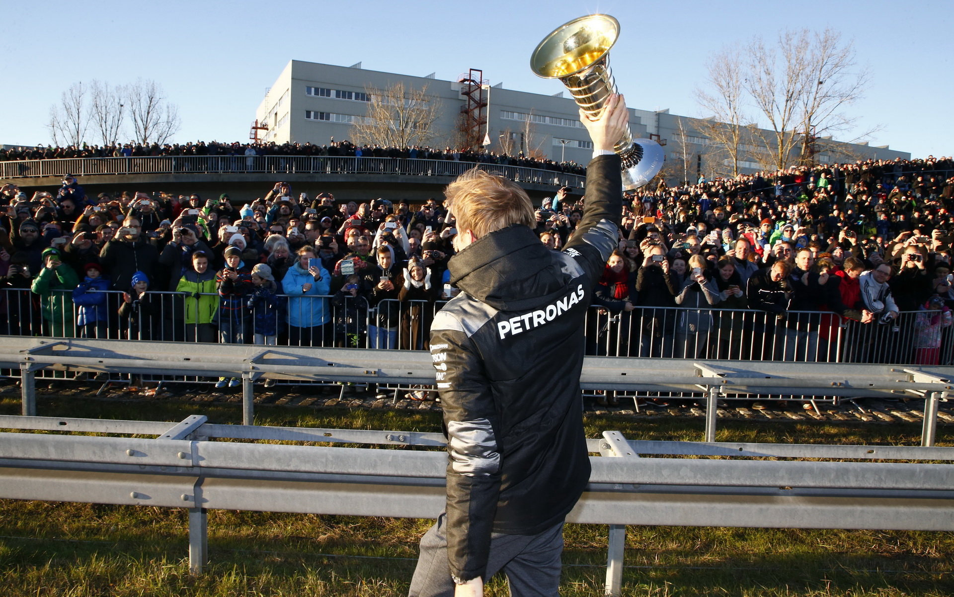 Nico Rosberg s pohárem mistra světa a svými fanoušky