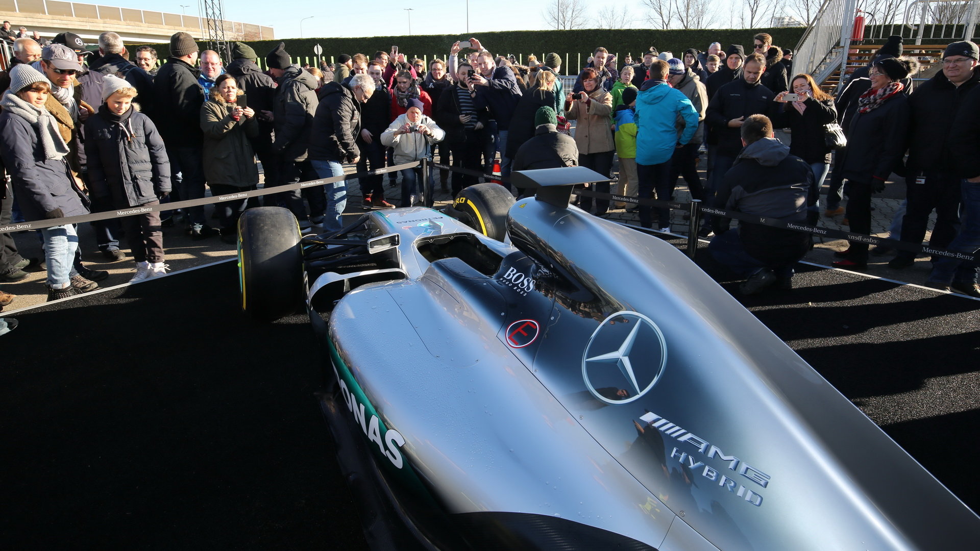 Zaměstnanci Mercedesu obdivují monopost F1 W05 Hybrid