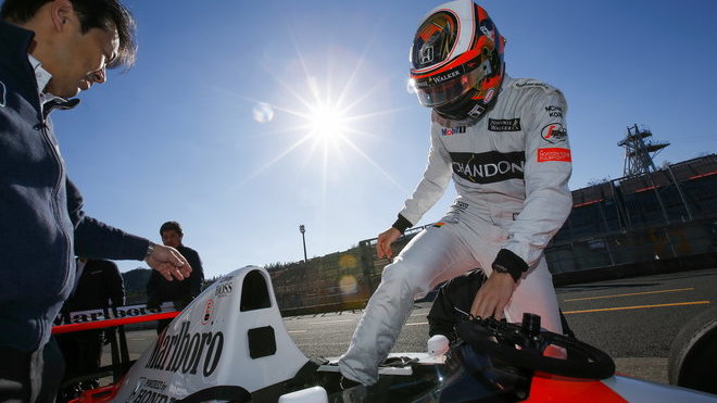 Stoffel Vandoorne nastupuje do vozu McLaren MP4/6