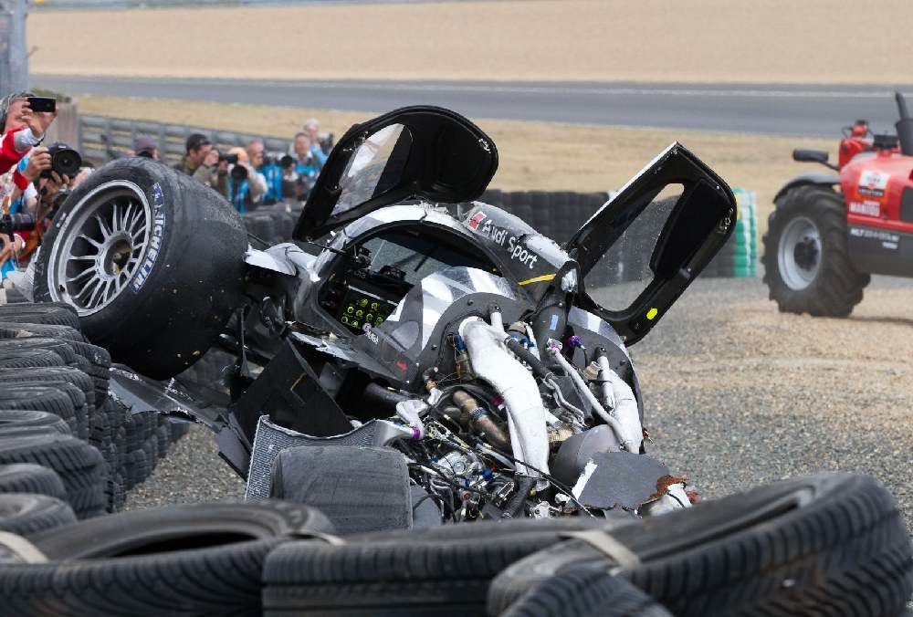 Trosky vozu Audi R18 v Le Mans 2011 - Allan McNish vystoupil nezraněn