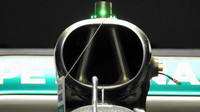 Airbox - vstupní otvor sání pro motor Mercedesu, nahoře dioda indikující stav ERS (zelená - v pořádku, na voze se může pracovat)