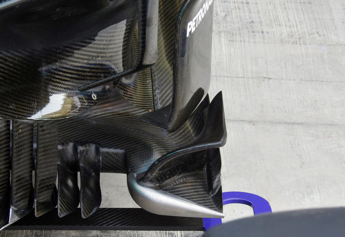 Spodní část bočnicového panelu Mercedesu F1 W07 Hybrid