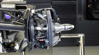 Uvnitř kola Mercedesu - náboj, brzdový kotouč a drobné chladicí otvory pro brzdy