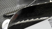 Detail předního křídla zezadu: ozubená odtoková hrana