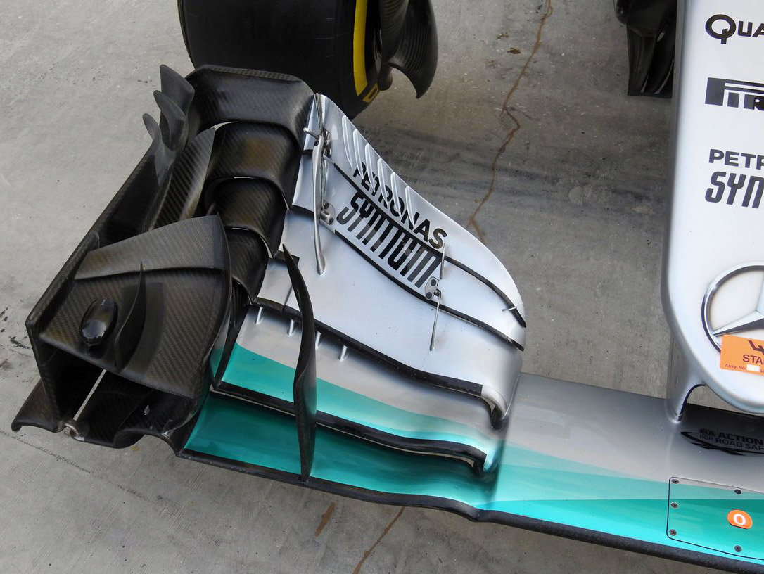 Pravá část předního křídla Mercedesu s kamerkou snímající teplotu pneumatik (úplně vlevo)