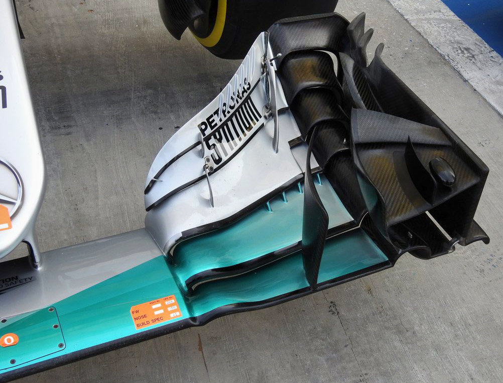 Levá strana předního křídla Mercedesu