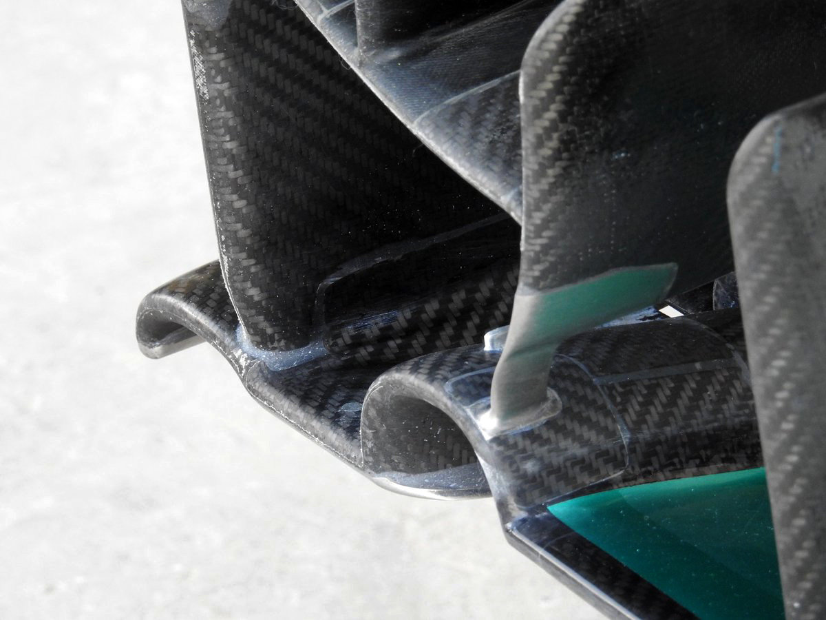 Detail koncovky hlavního profilu předního křídla Mercedesu F1 W07 Hybrid