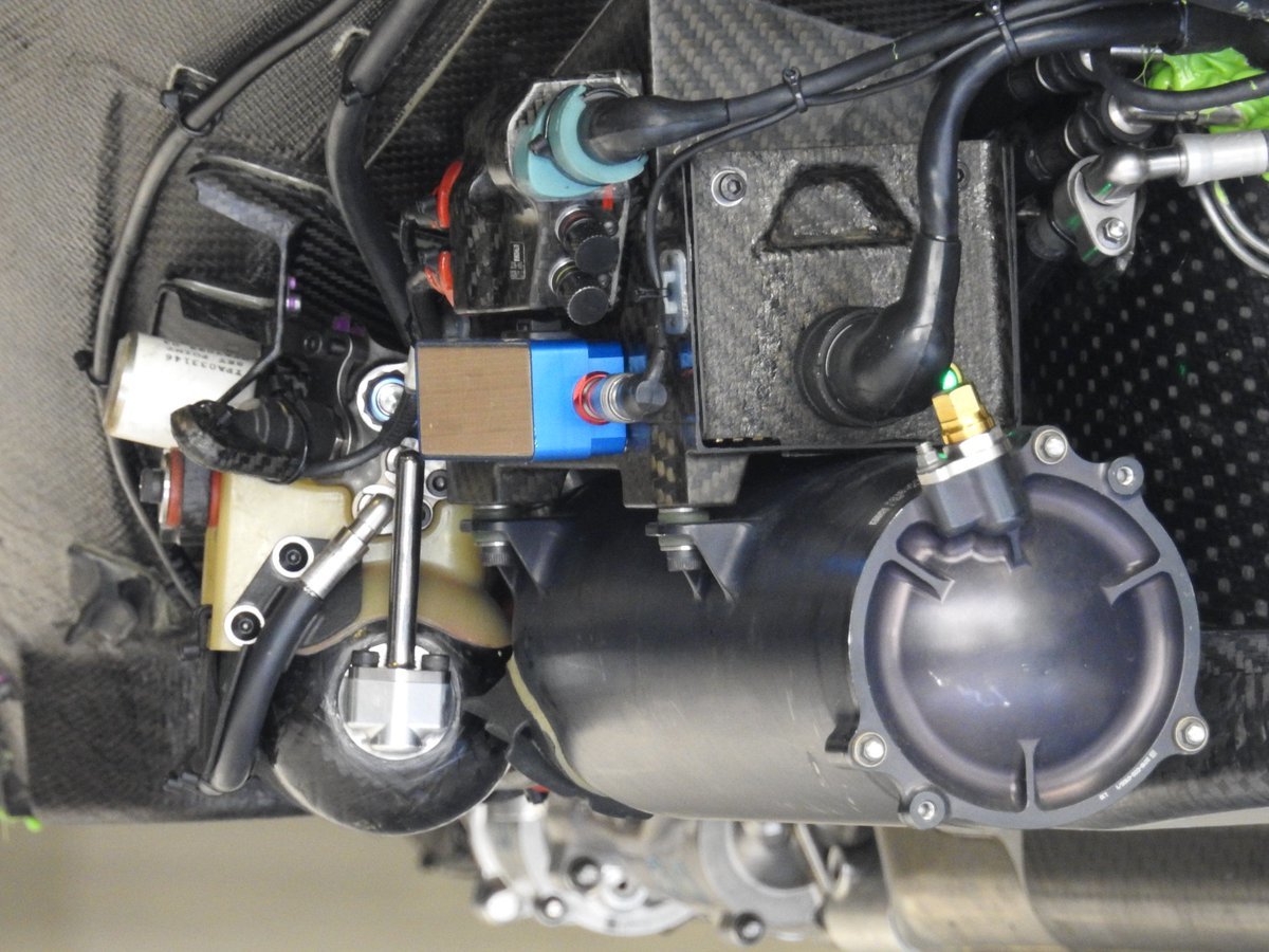 Černá nádoba v pravé bočnici vozu tvoří součást hydraulického systému předního zavěšení Mercedesu