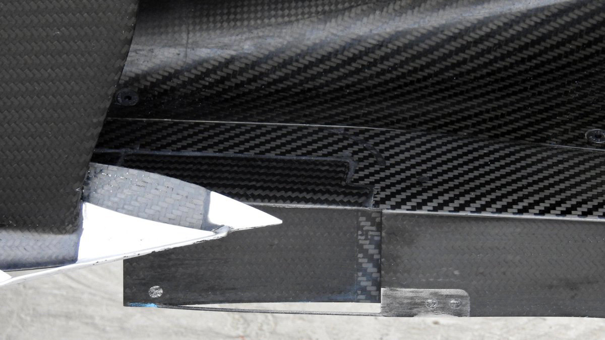 Přední část podlahy Mercedesu v místě bočnicových panelů