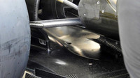 Horní část podlahy Mercedesu F1 W07 Hybrid pod zadním zavěšením