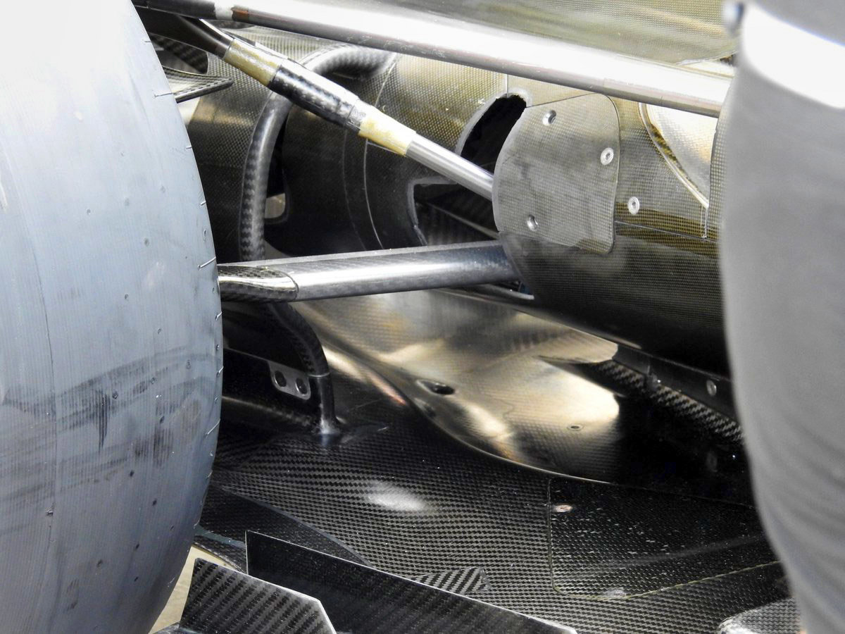 Horní část podlahy Mercedesu F1 W07 Hybrid pod zadním zavěšením