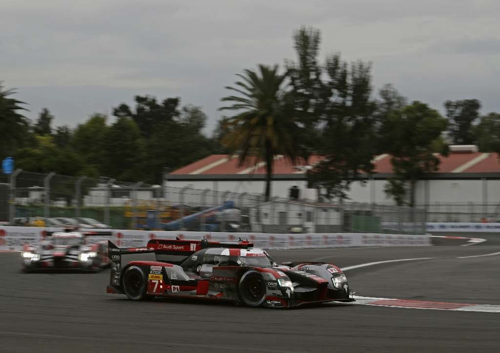 Audi R18 e-tron quattro posádky André Lotterer, Benoit Tréluyer, Marcel Fässler