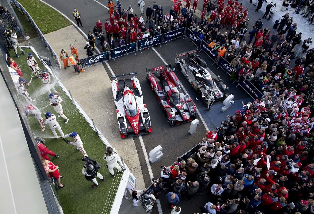 Stupně vítězů v Silverstone těsně po závodě