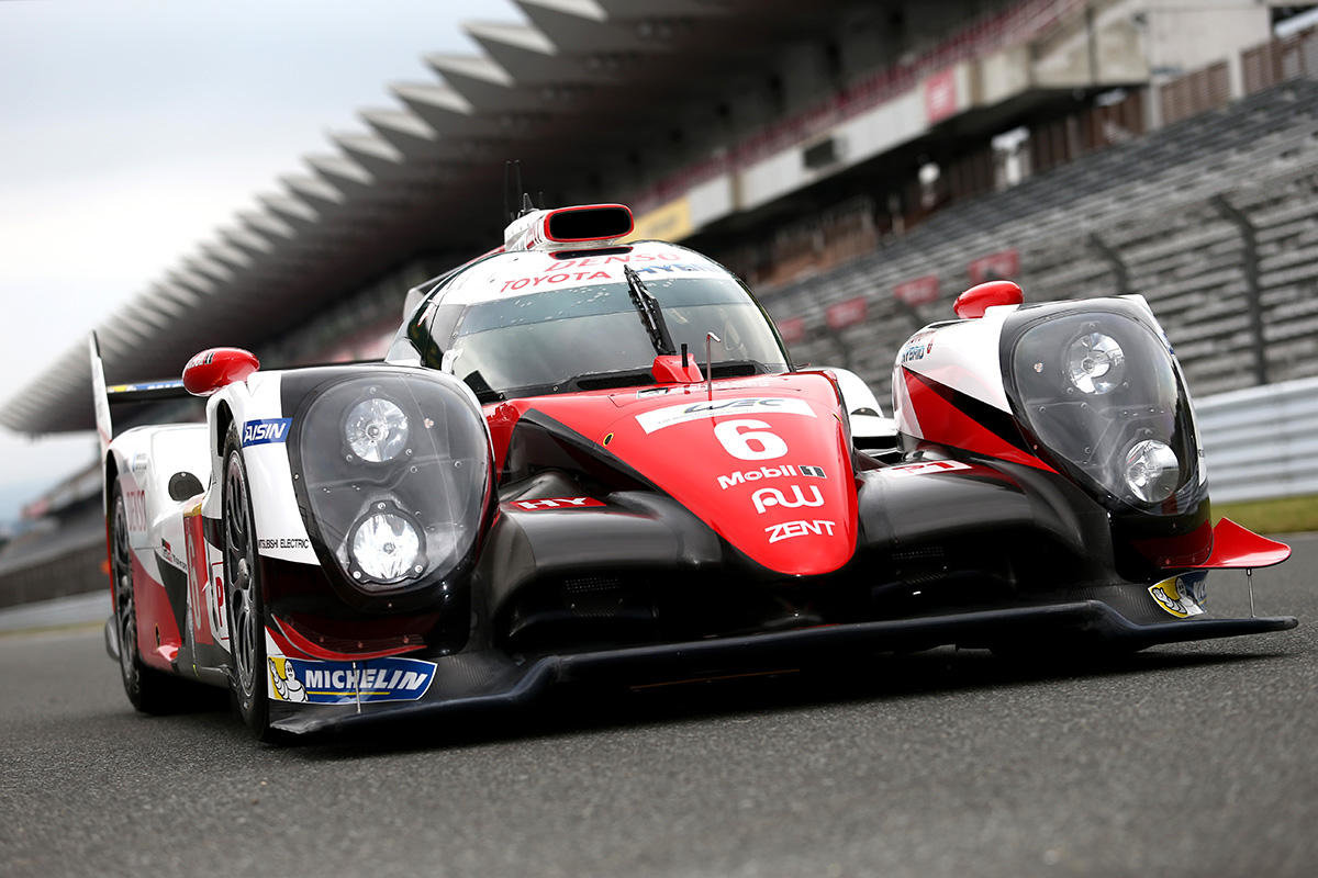 Toyota TS050 Hybrid posádky Stéphane Sarrazin, Kamui Kobayashi, Mike Conway